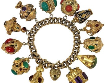Bracciale con ciondoli in oro italiano di metà secolo in stile etrusco revival - 8 ciondoli di colori assortiti