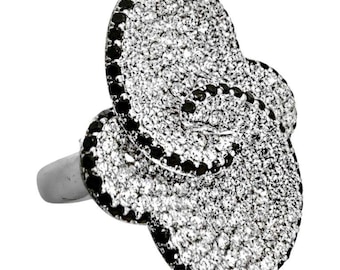 Anello cocktail in oro bianco 18 carati con motivo floreale e diamanti scintillanti per un totale di 1,50 ct.