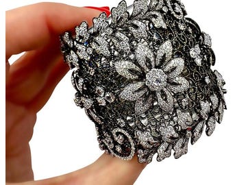 Bracciale sexy in oro bianco e diamanti da 24,84 ct, largo 2,25 pollici di Jacob & Co.