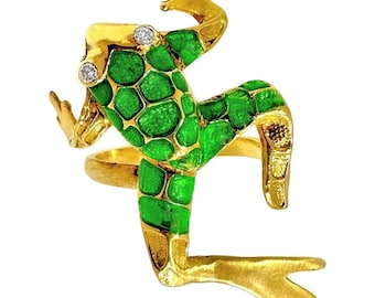 Lifelike Frog Motif Ring in 18K Yellow Gold, Green Enamel and Diamonds