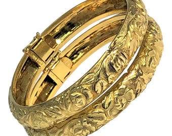 Coppia di bracciali rigidi abbinati con motivo floreale in oro 18 carati di Emis Beros