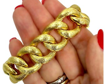 Bracciale a maglie larghe in oro giallo 14 carati con finitura fiorentina, metà del XX secolo.