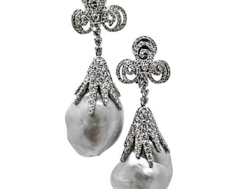 Orecchini pendenti drammatici in stile semi barocco con perle e diamanti, 6,35 cm, 10 carati totali.