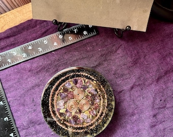Placa de carregamento e porta-copos para orgonite e anel tensor pequenos