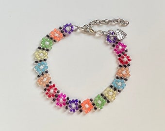 Handgjort armband med regnbågsblommor