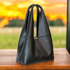 Bolso de mano de piel italiana para mujer. Elegante, hermoso, gran calidad, regalo de personalidad para ella en color negro. Atractiva y hermosa joya asimétrica