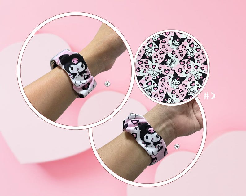 Op de afbeelding: Roze en witte scrunchie met een zwart cartoonkarakterontwerp. De scrunchie wordt getoond op een pols, met een close-up van het patroon. Het patroon bevat harten en het cartoonkarakter.