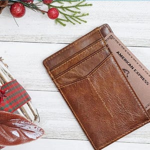 Cartera minimalista para tarjetas de cuero patinado en marrón y negro con ventana para identificación y portatarjetas de crédito con monograma personalizado