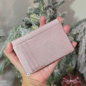 Cartera minimalista de piel saffiano color oro rosa con ventana para identificación y tarjetero con monograma personalizado