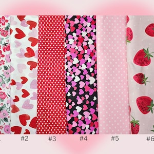 Peut inclure: Six &eacute;chantillons de tissu avec divers motifs : fleurs, c&oelig;urs, pois et fraises. Les couleurs dominantes sont le rouge, le rose et le blanc. Chaque &eacute;chantillon est num&eacute;rot&eacute; de #1 &agrave; #6.