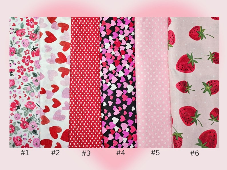 Peut inclure: Six &eacute;chantillons de tissu avec divers motifs : fleurs, c&oelig;urs, pois et fraises. Les couleurs dominantes sont le rouge, le rose et le blanc. Chaque &eacute;chantillon est num&eacute;rot&eacute; de #1 &agrave; #6.