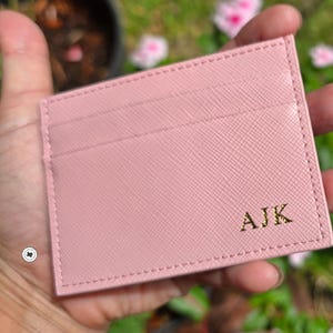 Tarjetero con monograma personalizado, billetera minimalista de piel saffiano rosa suave
