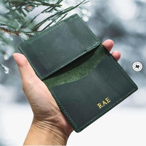 Tarjetero con monograma personalizado, verde militar, billetera plegable minimalista de cuero a medida