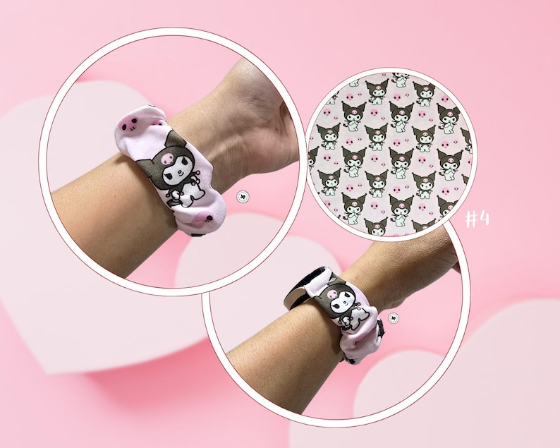 Op de afbeelding: Roze scrunchie met een herhaald patroon van een stripfiguur met zwarte oren en een wit lichaam. De scrunchie is om een pols gewikkeld. Een cirkelvormige afbeelding toont het patroon van dichtbij.