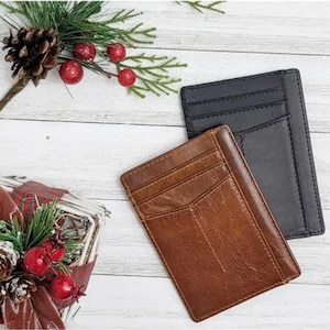 Cartera minimalista de cuero marrón y negro con ventana para identificación y tarjetero con monograma personalizado