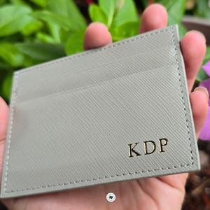 Cartera minimalista para tarjetas de cuero con monograma personalizado, cartera minimalista para tarjetas de cuero saffiano gris