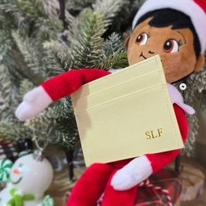 Tarjetero con monograma personalizado, beige, billetera minimalista de piel saffiano, ideas para regalos de Navidad
