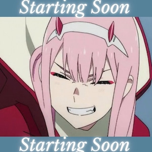 Pode incluir: Um personagem de anime com cabelo rosa, olhos vermelhos e uma faixa de cabeça branca sorri com uma expressão travessa. O texto "Starting Soon" aparece na parte superior e inferior da imagem.