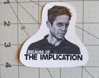 Peut inclure: Un autocollant noir et blanc avec un dessin d'un visage d'homme et le texte "Because of The Implication".