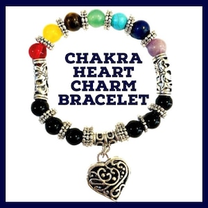 Peut inclure: Bracelet de charme en forme de cœur Chakra avec un charme en forme de cœur argenté et des perles noires. Le bracelet présente sept perles colorées représentant les sept chakras.