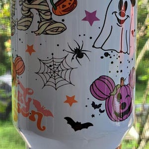 Puede incluir: Vaso blanco con tem&aacute;tica de Halloween con personajes de dibujos animados disfrazados de momias y fantasmas. El dise&ntilde;o incluye calabazas, murci&eacute;lagos, telara&ntilde;as y estrellas. El vaso es cil&iacute;ndrico.