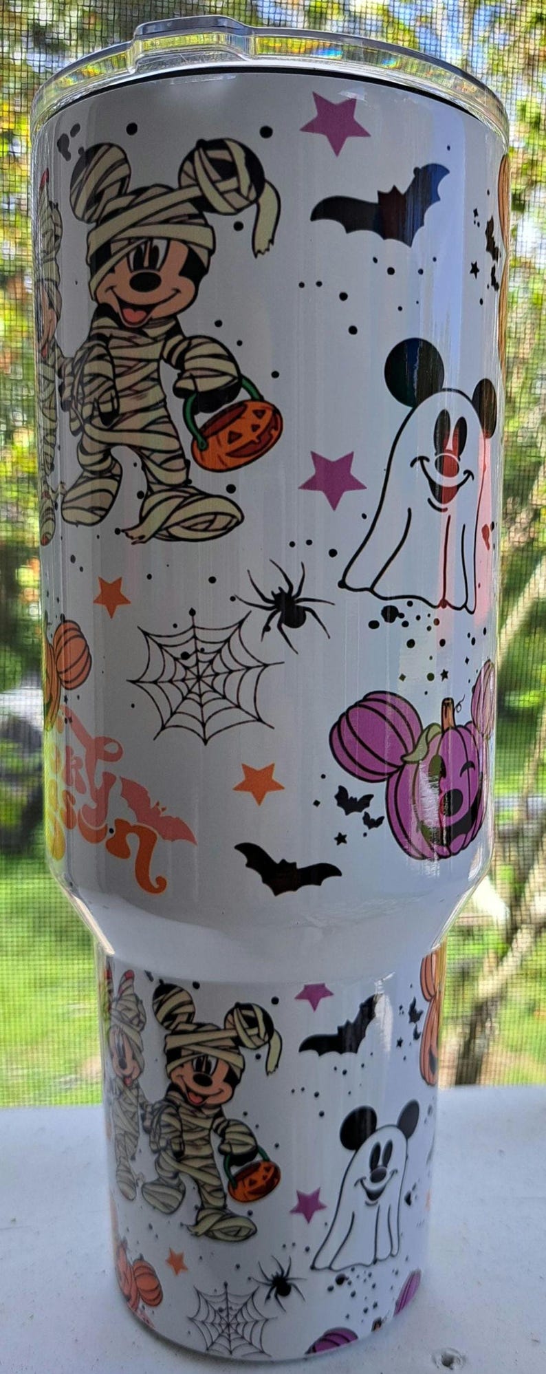 Puede incluir: Vaso blanco con tem&aacute;tica de Halloween con personajes de dibujos animados disfrazados de momias y fantasmas. El dise&ntilde;o incluye calabazas, murci&eacute;lagos, telara&ntilde;as y estrellas. El vaso es cil&iacute;ndrico.