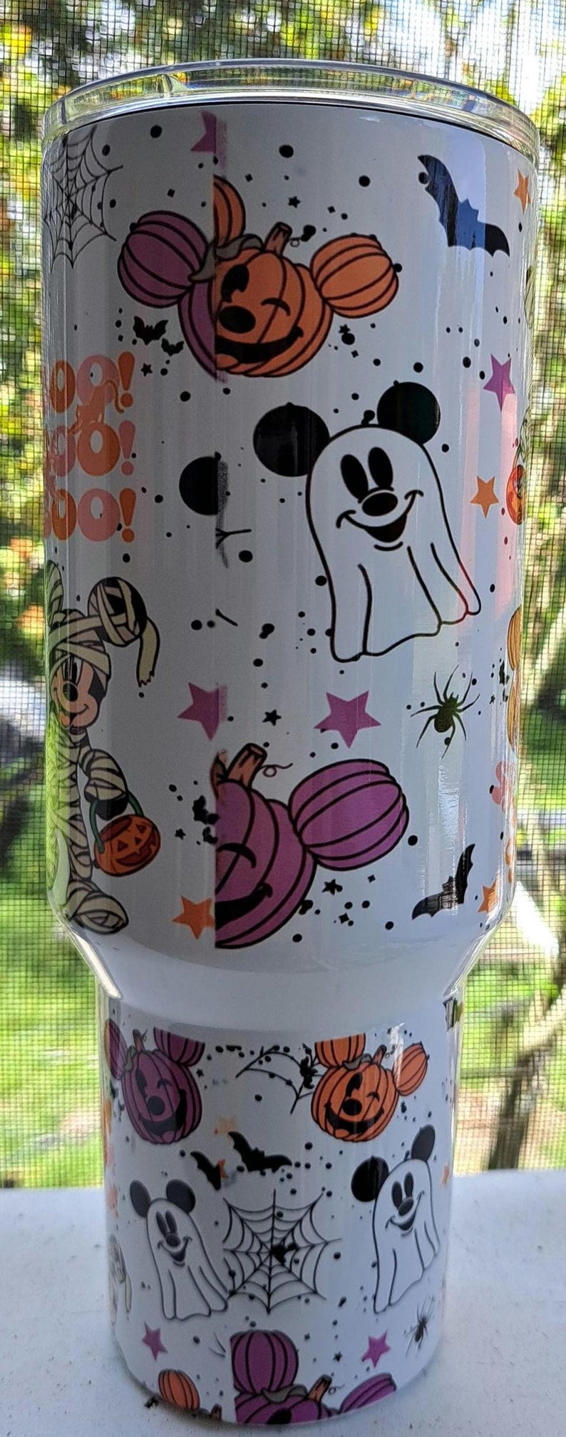 Puede incluir: Vaso blanco con tem&aacute;tica de Halloween. El dise&ntilde;o incluye calabazas de dibujos animados, fantasmas, murci&eacute;lagos, ara&ntilde;as, estrellas y la palabra "Boo!". El vaso tiene un dise&ntilde;o envolvente con un acabado brillante.