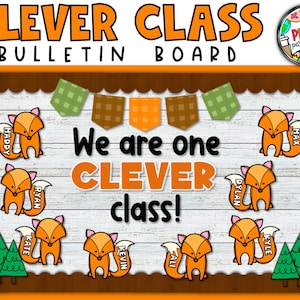 Puede incluir: Un tablero de anuncios con un fondo de madera blanca y el texto "We are one CLEVER class!" en naranja y negro. Hay recortes de zorros naranjas con nombres escritos en ellos, árboles verdes y pancartas a cuadros marrones y verdes.
