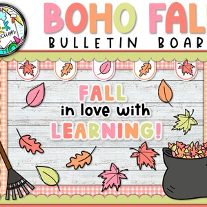 Puede incluir: Un tablero de anuncios con temática otoñal. El fondo es un patrón de madera blanca con un borde de cuadros rosa y blanco. El texto "Fall in love with learning!" está en letras de colores. Hay varias hojas de otoño y un rastrillo en la imagen.