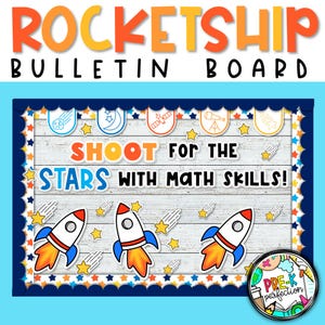 以下が含まれることがあります： 「ROCKETSHIP BULLETIN BOARD」の文字が入った、カラフルなロケットシップをテーマにした掲示板。ロケット、星、そして「SHOOT FOR THE STARS WITH MATH SKILLS!」というフレーズが、教室にぴったりの楽しいデザインで描かれています。