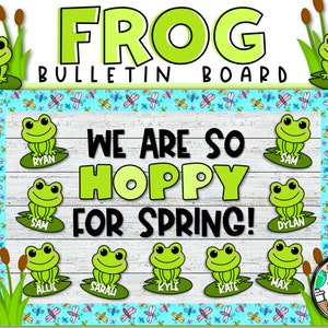 以下が含まれることがあります： カエルをテーマにした掲示板。タイトルは「Frog Bulletin Board」。「We are so Hoppy for Spring!」というテキストが、緑色の輪郭で囲まれた黒い文字で表示されています。名前が書かれたカエルが8匹います。