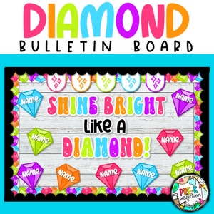 Könnte beinhalten: Ein farbenfrohes Bulletin Board mit dem Text "DIAMOND BULLETIN BOARD" oben. Das Board hat einen weißen Holz Hintergrund mit einem diamantförmigen Rand. Der Text "SHINE BRIGHT LIKE A DIAMOND!" ist in bunten Buchstaben geschrieben. Es gibt mehrere diamantförmige Namensschilder mit dem Wort "NAME" darauf.