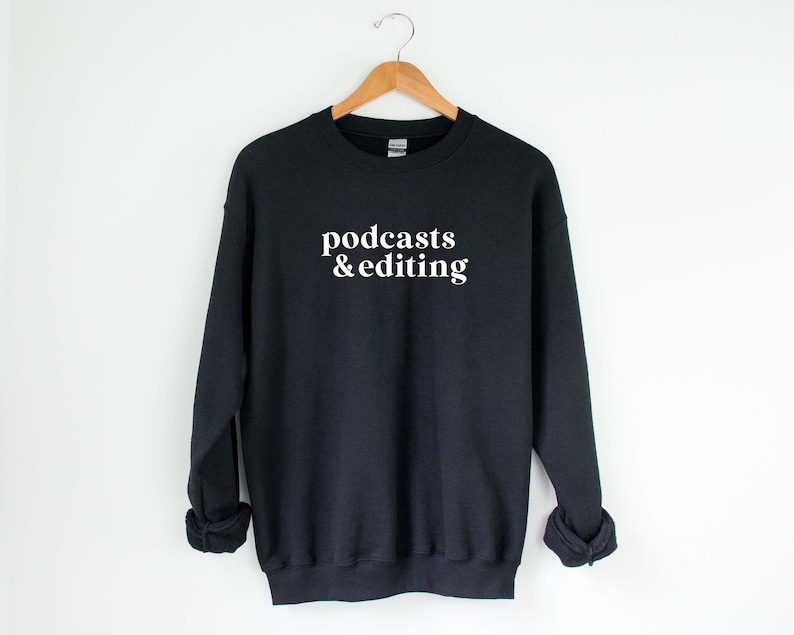 K&ouml;nnte beinhalten: Schwarzer Pullover mit wei&szlig;em Text, der "podcasts & editing" lautet.