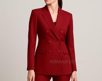 Conjunto feminino bordô com calça e blazer de abotoamento duplo, ideal para ocasiões formais.
