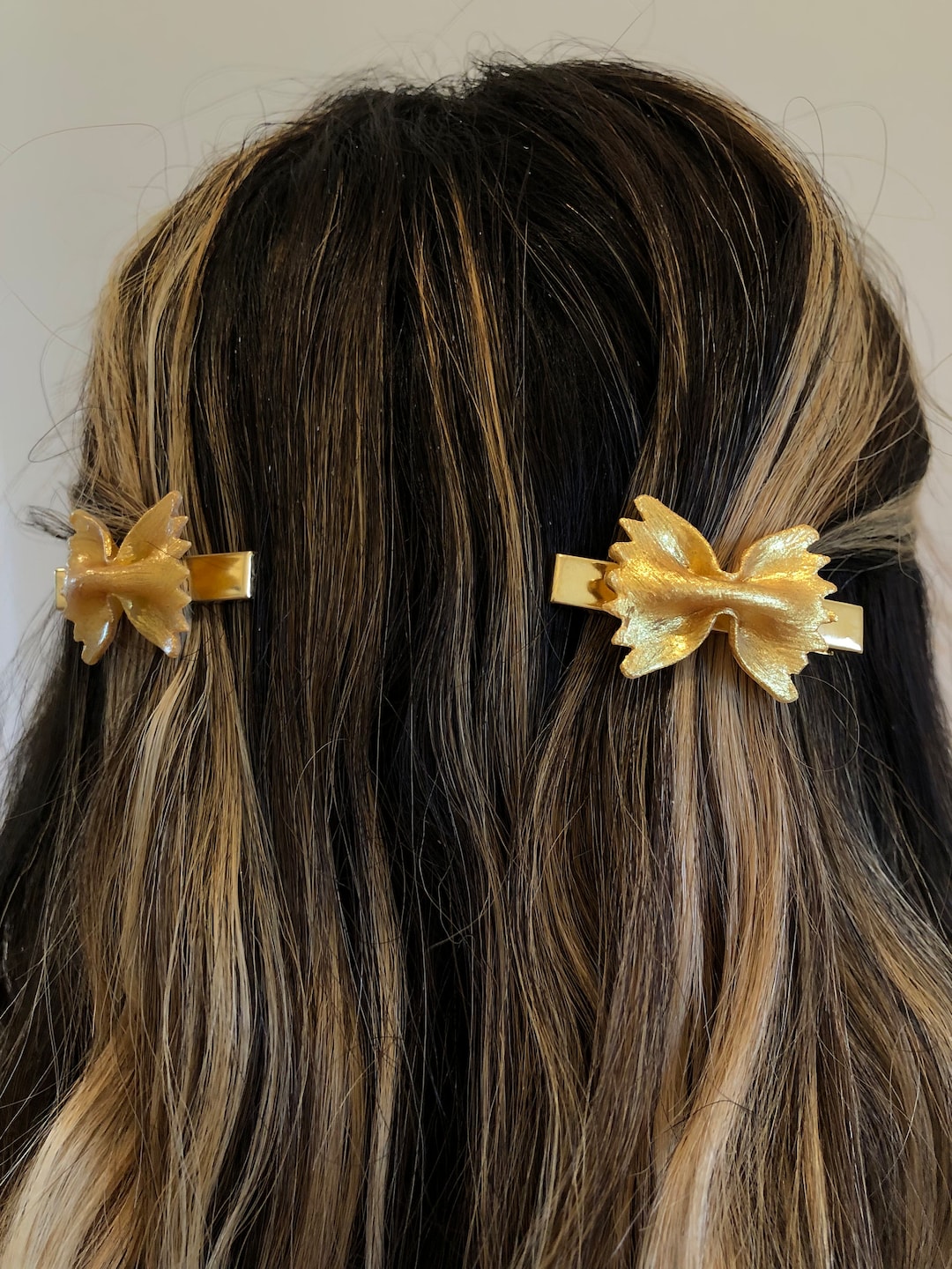 Farfalle Pasta Lover Hair Clips, Handmade Gold Bow Tie Pasta  display picture 1