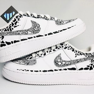 Custom Air Force 1 sneaker personnalisé fleurs et motif en noir blanc | chaussures baskets Nike