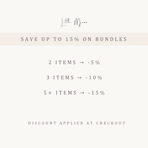 Pode incluir: Um gr&aacute;fico promocional com fundo bege claro apresentando o texto Little Mama no topo. Indica Save up to 15% on bundles, listando 2 items com 5% de desconto, 3 items com 10% e 5+ items com 15%, com Discount applied at checkout.