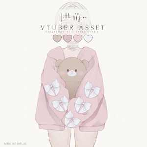 Può includere: Un'illustrazione digitale di un personaggio che indossa una felpa con cappuccio rosa chiaro oversize decorata con cinque fiocchi bianchi sulle maniche. Il personaggio tiene un orsacchiotto marrone e indossa un girocollo bianco con cuore. Testo Little Moon.