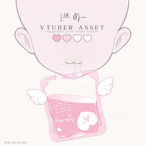 Pode incluir: Uma ilustra&ccedil;&atilde;o digital de uma cabe&ccedil;a de personagem p&aacute;lida e arredondada com orelhas, posicionada acima de um ativo de bolsa de soro rosa. A bolsa apresenta pequenas asas brancas nas laterais, um s&iacute;mbolo A+ em forma de cora&ccedil;&atilde;o e o texto Cute Jelly IV. O texto Little Moon VTUBER ASSET &eacute; vis&iacute;vel acima.