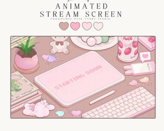 Könnte beinhalten: Eine animierte Streaming-Grafik mit einem rosa Tablet mit dem Text STARTING SOON, einer weißen Tastatur, einem Eingabestift, einer Topfpflanze, einem Erdbeermilchkarton, einem kleinen Plüschbären, Büchern und verschiedenen kleinen herzförmigen Dekorationen.