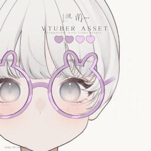 Puede incluir: Una ilustración digital de un personaje con cabello blanco que usa gafas redondas de color morado claro con pequeñas formas de orejas de conejo en los bordes superiores. El texto dice Little Moon, VTUBER ASSET, Compatible with Vtube Studio y MODEL NOT INCLUDED.