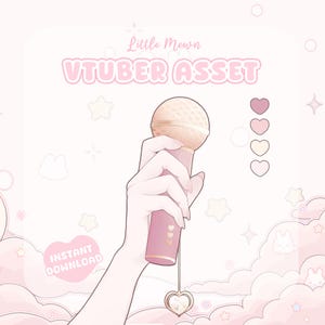 Puede incluir: Un micrófono rosa y dorado con un dije en forma de corazón se sostiene en una mano. Las palabras "VTUBER ASSET" se muestran en texto rosa. La imagen tiene una estética suave y pastel con un sello de "Descarga instantánea".