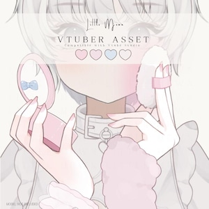 Può includere: Un'illustrazione digitale di un personaggio che tiene uno specchietto compatto rosa con un fiocco blu e un piumino bianco. Il testo recita Little Moon VTUBER ASSET Compatible with Vtube Studio. Sono visualizzati quattro cuori rosa, rosa chiaro, blu e bianchi.