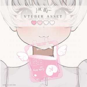 Pode incluir: Um recurso digital para VTuber apresentando uma bolsa de soro rosa com pequenas asas brancas, rotulada como Cute Jelly IV com um &iacute;cone de cora&ccedil;&atilde;o A+. O gr&aacute;fico inclui o texto Little Moon, VTUBER ASSET, Compatible with Vtube Studio e MODEL NOT INCLUDED.