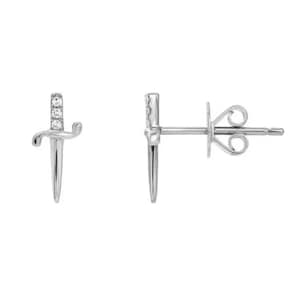 Puede incluir: Un par de pendientes de plata en forma de daga con pequeñas piedras de circonita cúbica transparentes.