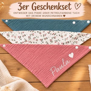 Könnte beinhalten: Ein Set aus drei dreieckigen Musselin-Halstüchern. Ein Tuch ist petrolfarben, eines ist weiß mit kleinem rosa Blumenmuster und eines ist rosa mit dem weißen Namenszug Paula und einem kleinen Herz auf der Vorderseite bedruckt.
