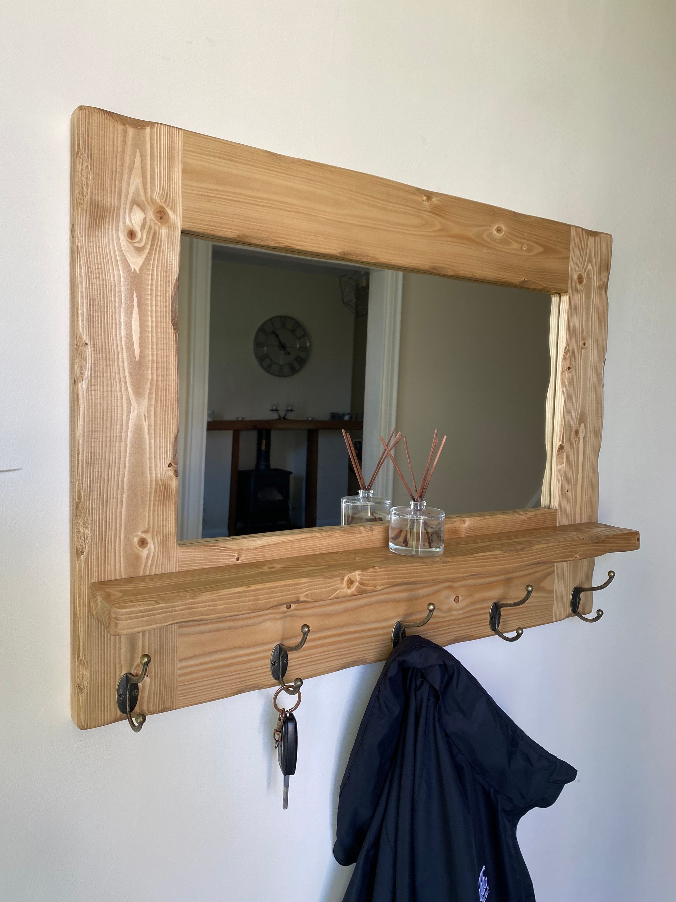 Hermoso espejo de madera rústica de calidad con estante y ganchos