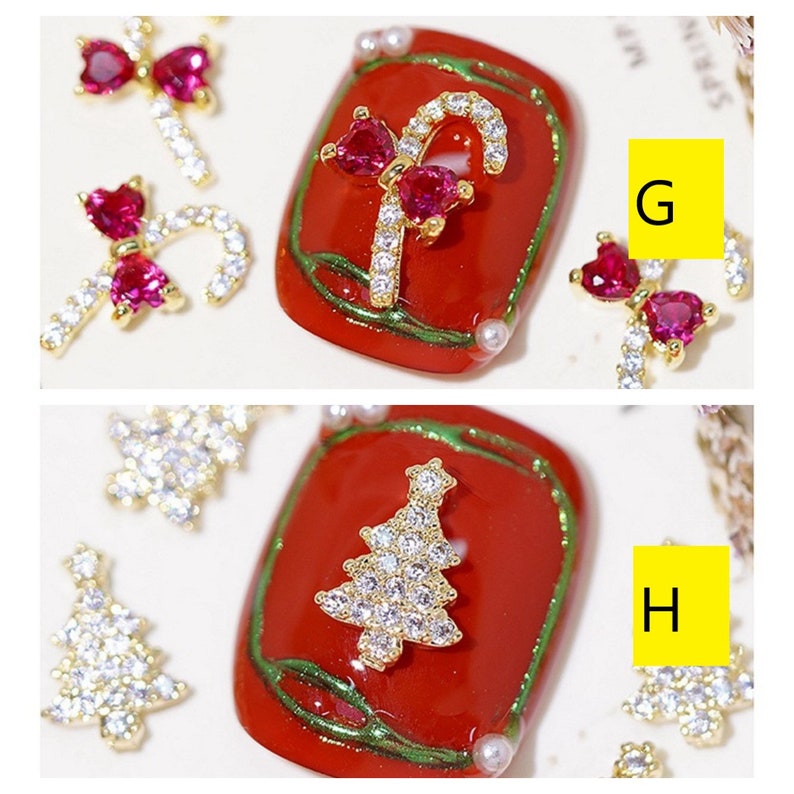 Pode incluir: Dois designs de arte de unhas vermelhas com strass tem&aacute;ticos de Natal. O primeiro design apresenta um bast&atilde;o de caramelo vermelho com um la&ccedil;o vermelho e o segundo design apresenta uma &aacute;rvore de Natal branca brilhante. Os designs est&atilde;o sobre um fundo vermelho com uma borda verde.