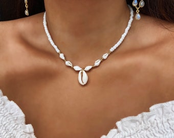 Collier de perles de rocaille en verre blanc avec des coquilles de conque perlées et un pendentif en coquille de cauri Boho - Or 24 carats de haute qualité - Réglable