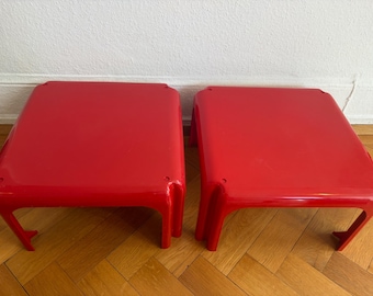 Raro tavolino laterale vintage Elena di Vico Magistretti, colore rosso, risalente alla metà del XX secolo. ***PREZZO PER TAVOLO***